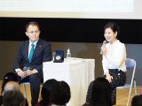 女優の吉永小百合さんが核兵器廃絶を求めるイベントで対談　メダルケースを囲んで(2018/09/24)【ピースボート事務局提供】