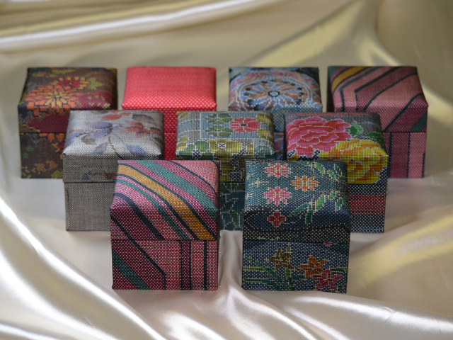 「大島紬」の和装小物箱（9種、花柄、赤グレー）